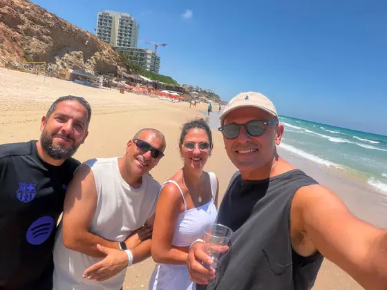 סלפי של עובדי TCM טכנולוגיות על חוף הים